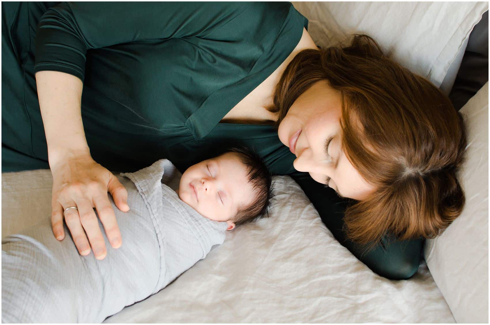 Best newborn photographer Miriam Dubinsky shares tips on getting best newborn photography with mom laying down with her new baby girl