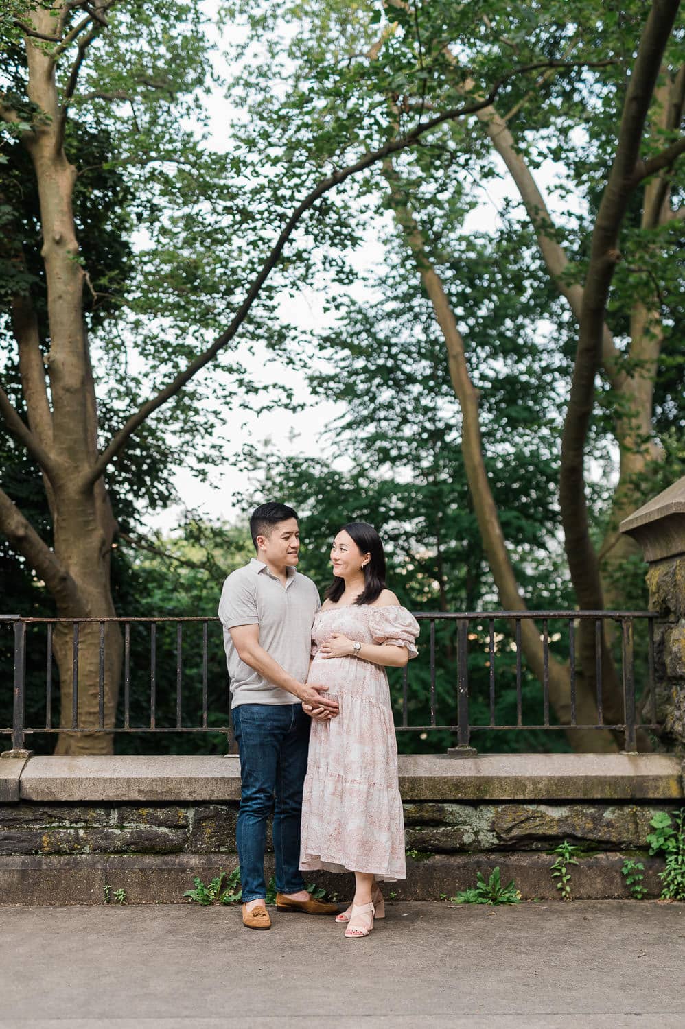 Guided tips for indoor, rooftop, and park maternity photography in Park Slope